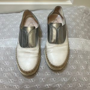 Tod’s Womans Espadillas/Drivers with rubber grip soles. White/Metallic US7.5